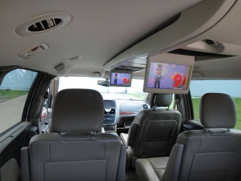 Used 2013 Chrysler Town & Country Touring-L w/ Entertainment Group #2 FWD image 20
