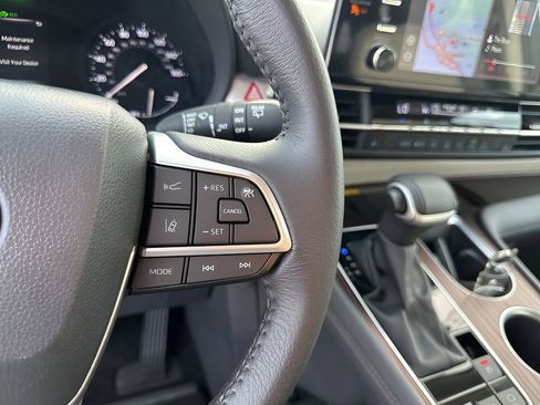 Used 2024 Toyota Sienna XLE w/ XLE Plus Package image 32