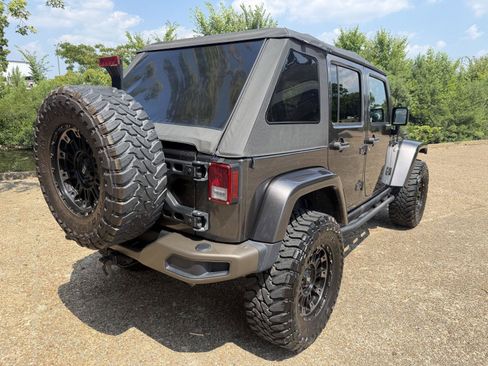Used 2016 Jeep Wrangler Unlimited Sahara AWD/4WD image 3