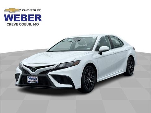 Used 2024 Toyota Camry SE image 1