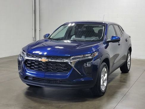 Used 2024 Chevrolet Trax LS w/ LS Convenience Package FWD image 2