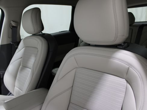 Used 2025 Lincoln Nautilus Reserve AWD/4WD image 5