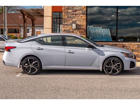 Used 2023 Nissan Altima 2.5 SR image 2