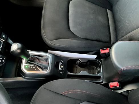 Used 2023 Jeep Renegade Trailhawk image 17