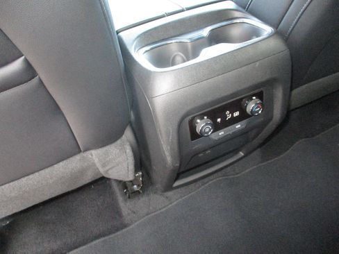 Used 2025 Chevrolet Traverse LT image 12