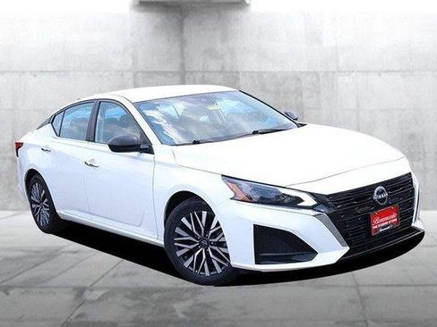 Used 2025 Nissan Altima 2.5 SV FWD image 2