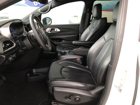 Used 2023 Chrysler Pacifica Touring-L w/ S Appearance Package FWD image 17