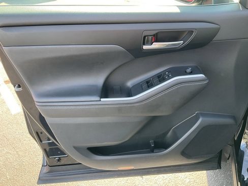 Used 2023 Toyota Highlander XLE image 3