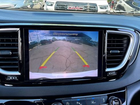 Used 2025 Chrysler Pacifica Select FWD image 10