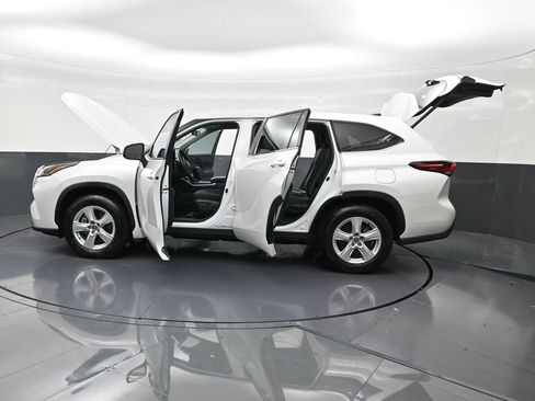 Used 2024 Toyota Highlander LE image 34