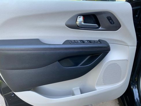 Used 2020 Chrysler Pacifica Touring-L FWD image 27