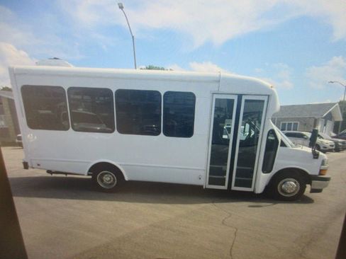 Used 2022 Chevrolet Express 3500 w/ Shuttle Bus Package RWD image 1