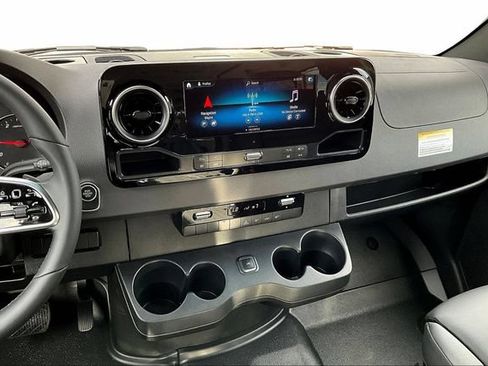 Used 2024 Mercedes-Benz Sprinter 2500 image 10