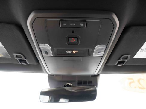 Used 2025 Toyota Tacoma SR5 AWD/4WD image 18