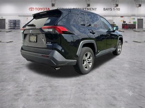 Used 2022 Toyota RAV4 XLE AWD/4WD image 5