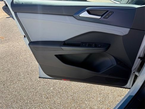 Used 2024 Volkswagen Taos SE image 21