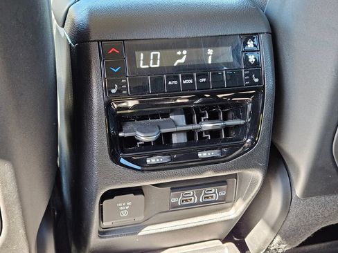 Used 2023 Jeep Grand Cherokee L Limited w/ Luxury Tech Group II AWD/4WD image 16