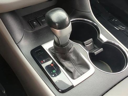 Used 2016 Toyota Highlander Plus FWD image 12