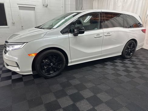 Used 2024 Honda Odyssey Sport image 3