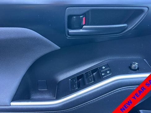 Used 2021 Toyota Highlander LE image 11