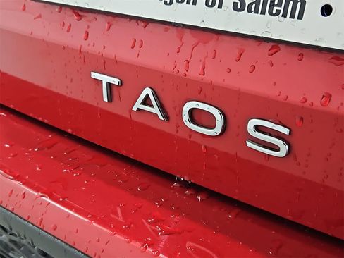 Certified 2024 Volkswagen Taos SE image 12