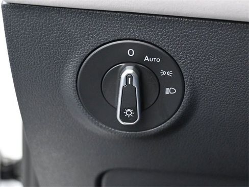 Certified 2025 Volkswagen Taos SE image 15