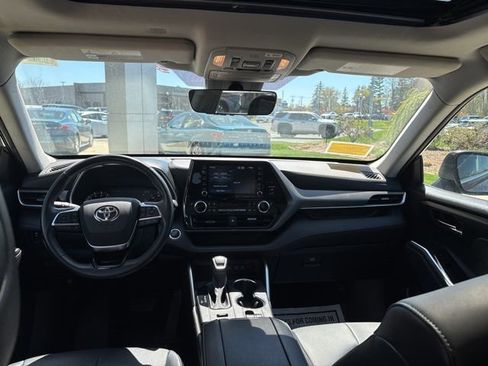 Used 2021 Toyota Highlander XLE AWD/4WD image 31