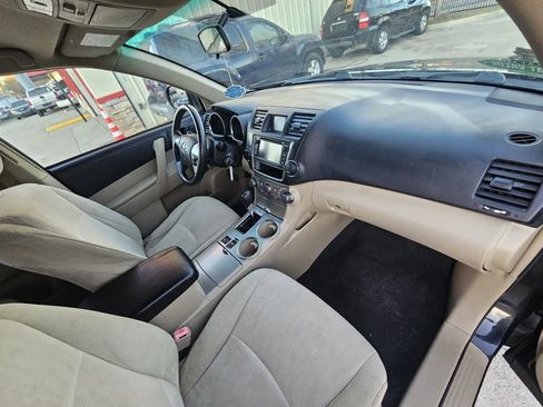 Used 2013 Toyota Highlander SE w/ Cold Weather Pkg image 6