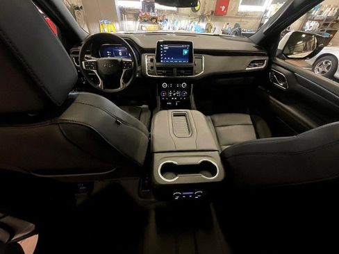 Used 2023 Chevrolet Suburban Z71 w/ Luxury Package image 3