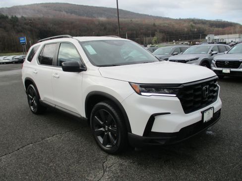 Certified 2025 Honda Pilot Sport image 3