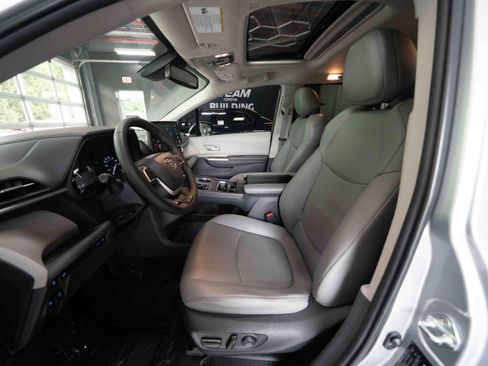 Used 2023 Toyota Sienna XLE FWD image 9