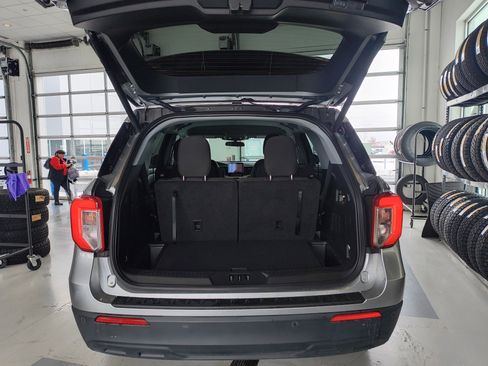 Used 2023 Ford Explorer XLT image 7