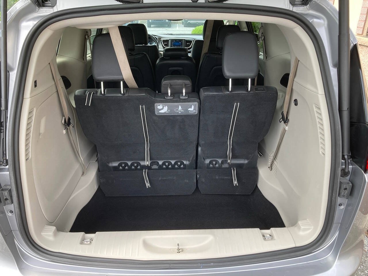 Used 2020 Chrysler Pacifica Touring-L FWD image 14