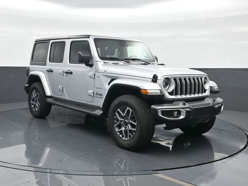 Used 2024 Jeep Wrangler Sahara image 11