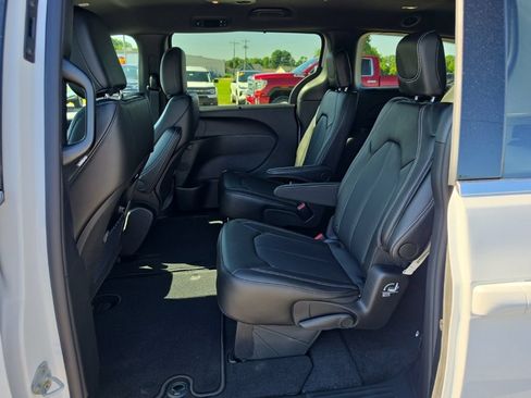 New 2027 Chrysler Pacifica Select FWD image 18