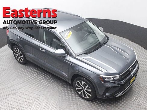 Used 2022 Volkswagen Taos SE FWD image 3