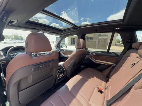 Used 2022 BMW X5 xDrive40i w/ Parking Assistance Package AWD/4WD image 27