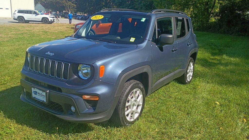 Used 2022 Jeep Renegade Latitude w/ Sun/Sound Group AWD/4WD image 3