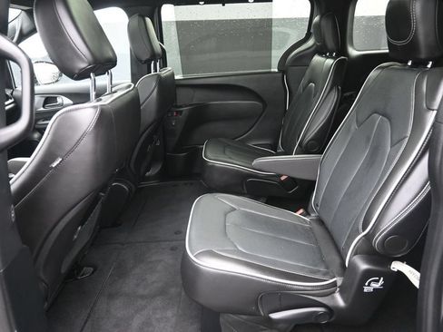 Used 2026 Chrysler Pacifica Limited w/ S Appearance Package FWD image 7