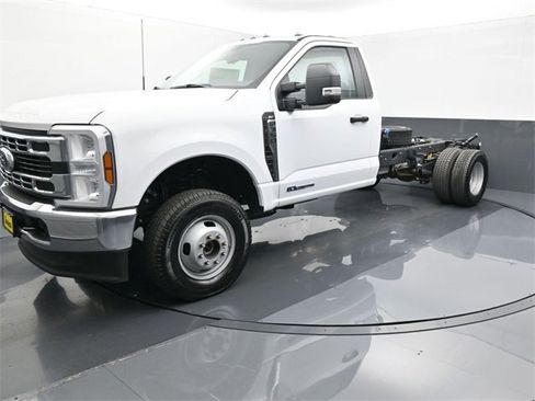 Used 2024 Ford F350 XLT image 2