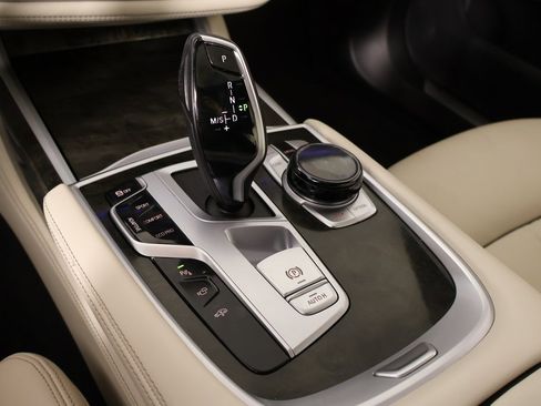 Used 2021 BMW 750i xDrive w/ Executive Package image 10