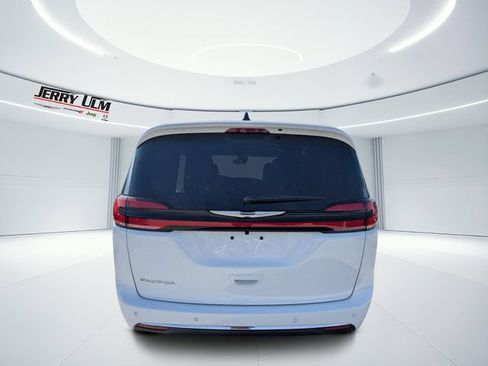 New 2026 Chrysler Pacifica Select FWD image 4
