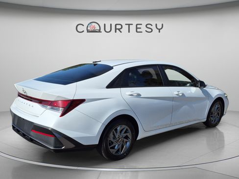 Certified 2024 Hyundai Elantra SEL FWD image 5