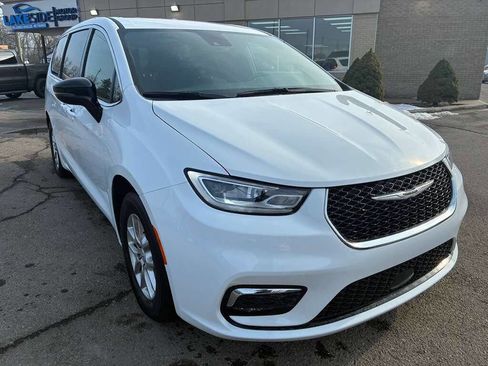 Used 2025 Chrysler Pacifica Select image 1