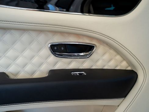 Used 2021 Bentley Bentayga Plug-In Hybrid AWD/4WD image 47