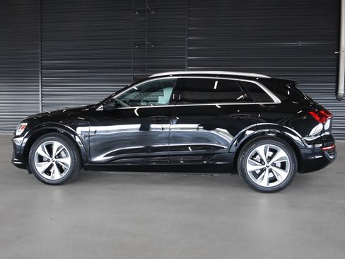 Used 2024 Audi Q8 e-tron Premium Plus w/ Premium Plus Package image 11