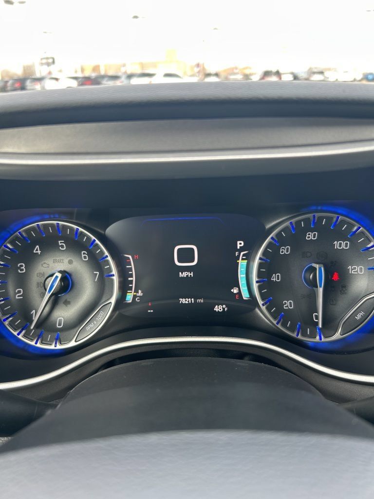 Used 2023 Chrysler Pacifica Touring-L FWD image 34