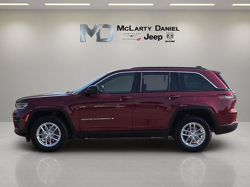 Used 2024 Jeep Grand Cherokee Laredo X w/ Trailer Tow Package AWD/4WD image 3