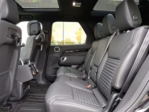 New 2025 Land Rover Discovery S image 5