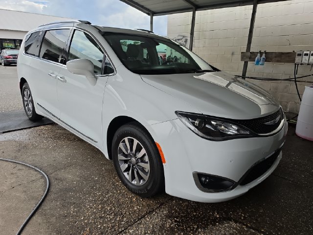 Used 2020 Chrysler Pacifica Touring-L Plus w/ Advanced Safetytec Group FWD image 1
